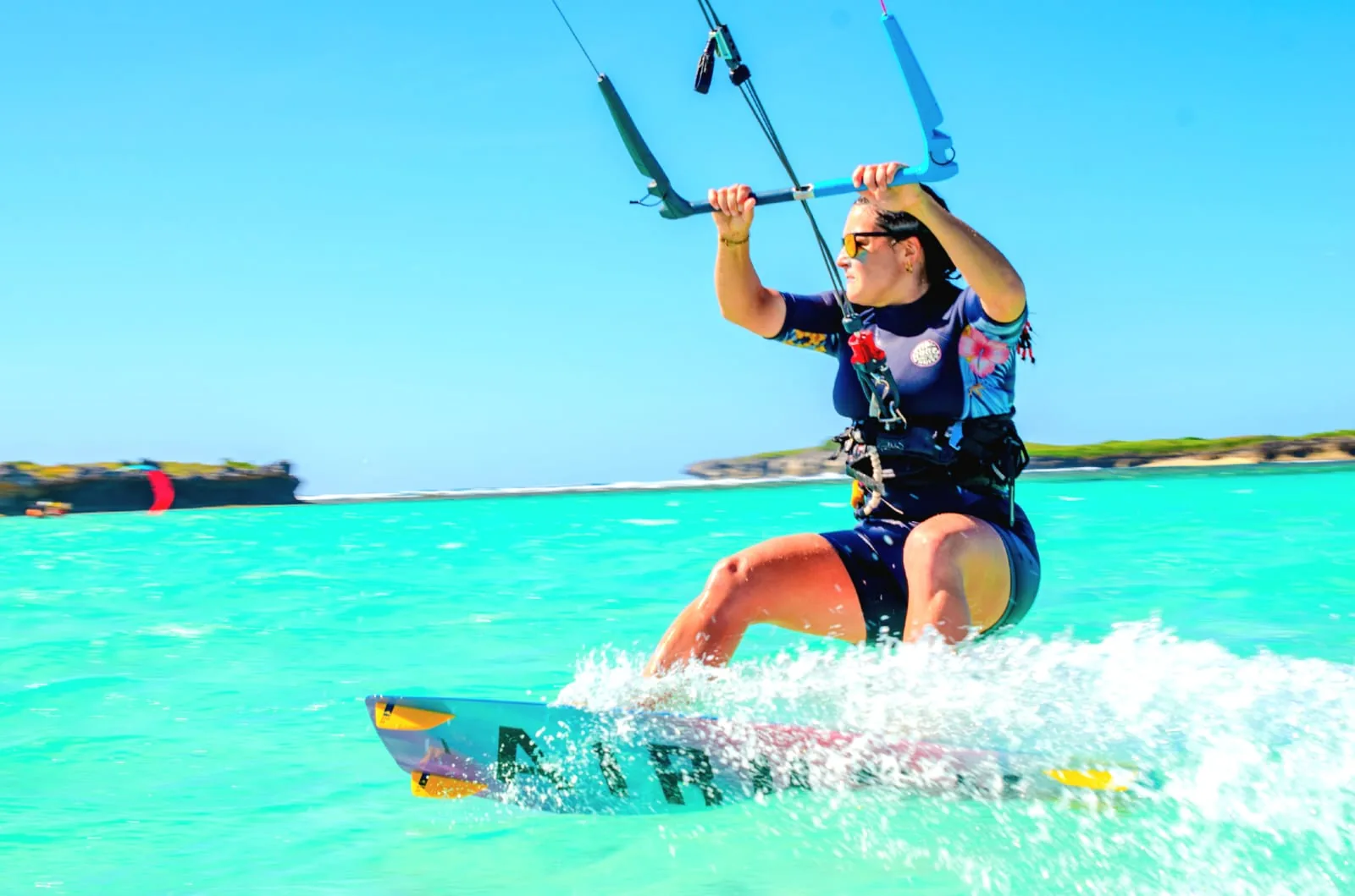 Cours de kitesurf pour débutant sur un lagon plat